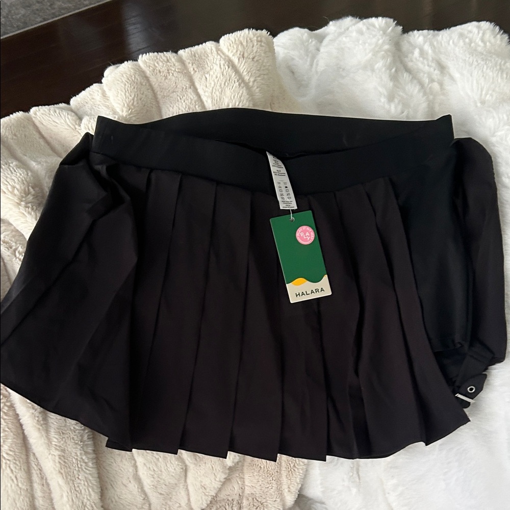 HALARA Elegant Black Pleated Skirt - Picture 2 of 3